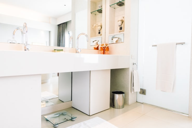 Как организовать хранение вещей в маленькой ванной комнате