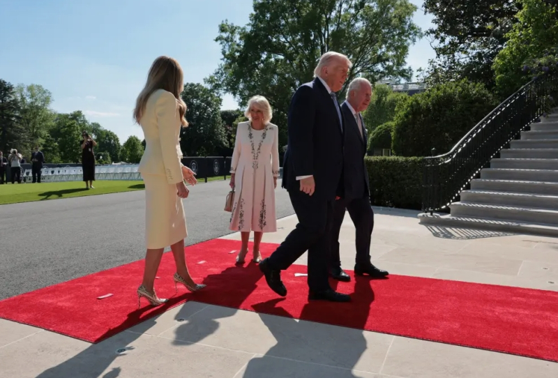 «Я сейчас говорю с Путиным»: чтец по губам раскрыл разговор Трампа и Карла III у Белого дома