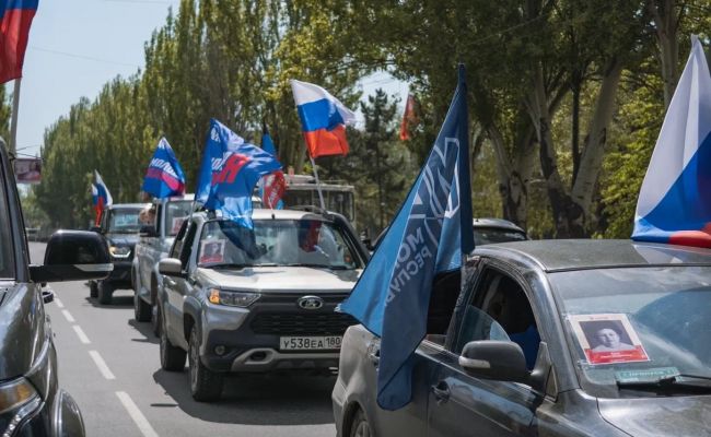 «Бессмертный автополк» — в ДНР развернули гигантскую копию Знамени Победы