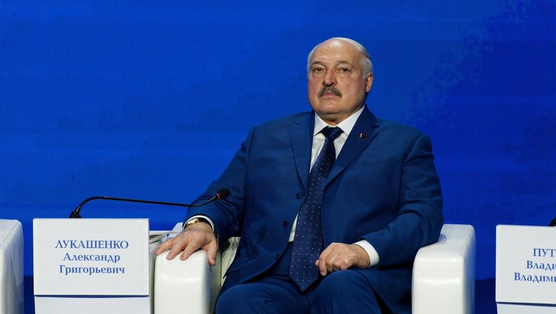 Лукашенко заявил о важности оснащения армии оружием для ведения боя на земле